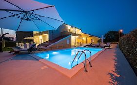 Villa Petra S Bazenom, Rostiljem I Parkingom