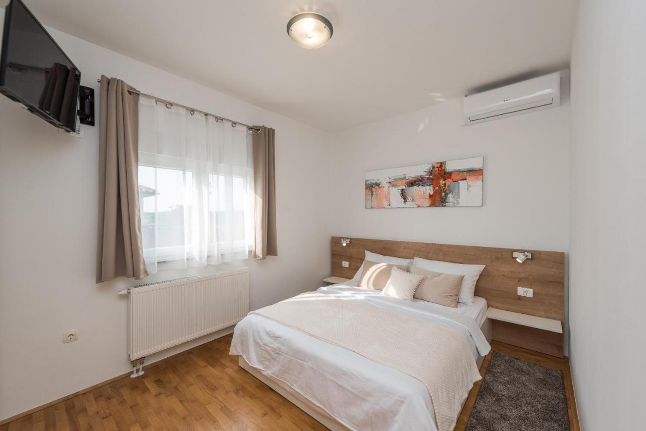 Villa Petra S Bazenom, Rostiljem I Parkingom Zadar Exterior foto