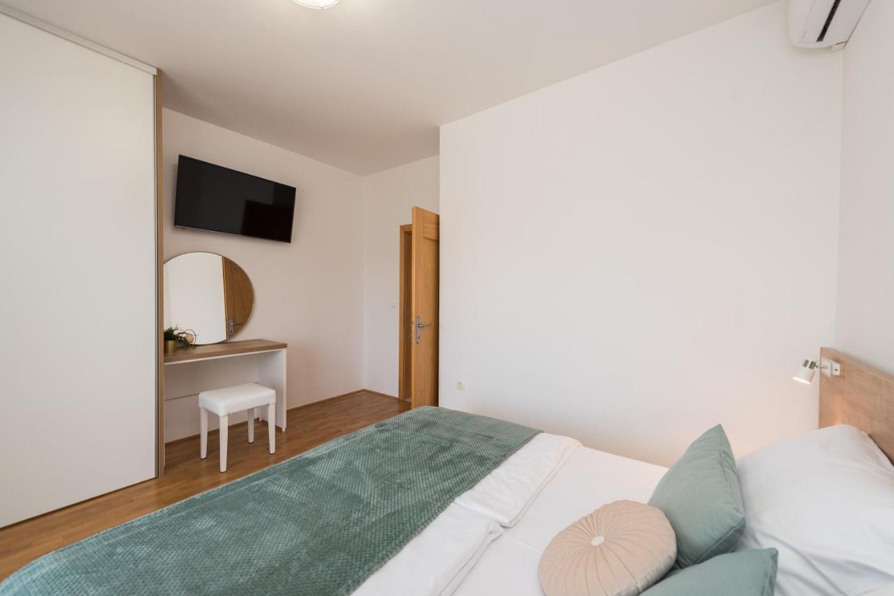 Villa Petra S Bazenom, Rostiljem I Parkingom Zadar Exterior foto